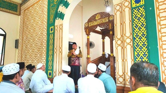Bupati-Kotabaru-H-Sayed-Jafar-salat-jumat-di-Masjid-As-Sobirin3