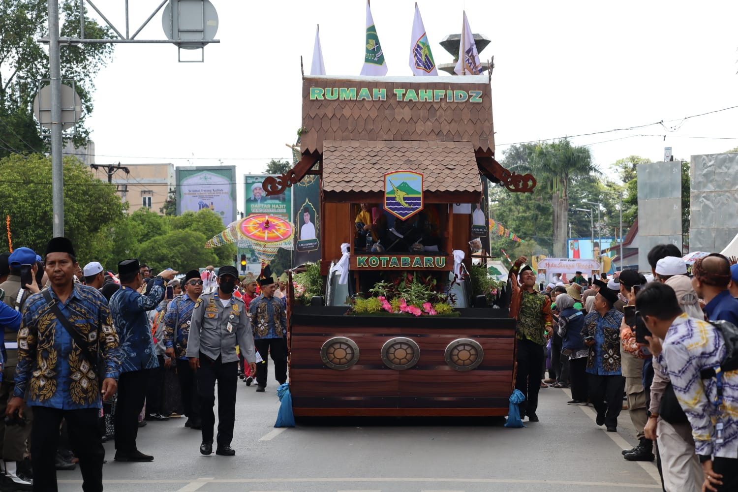 Kotabaru Tampilkan Kapal Hias Bertema “Generasi Qur’ani Hebat” di Pawai Taaruf MTQ ke-36 Kalsel