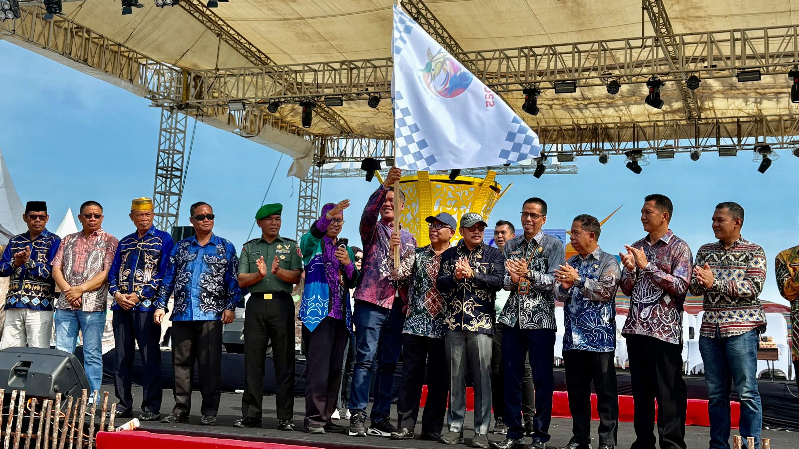 Pemkab Kotabaru Gelar Pawai Budaya dan Atraksi Seni Budaya Rangkaian FBS 2025