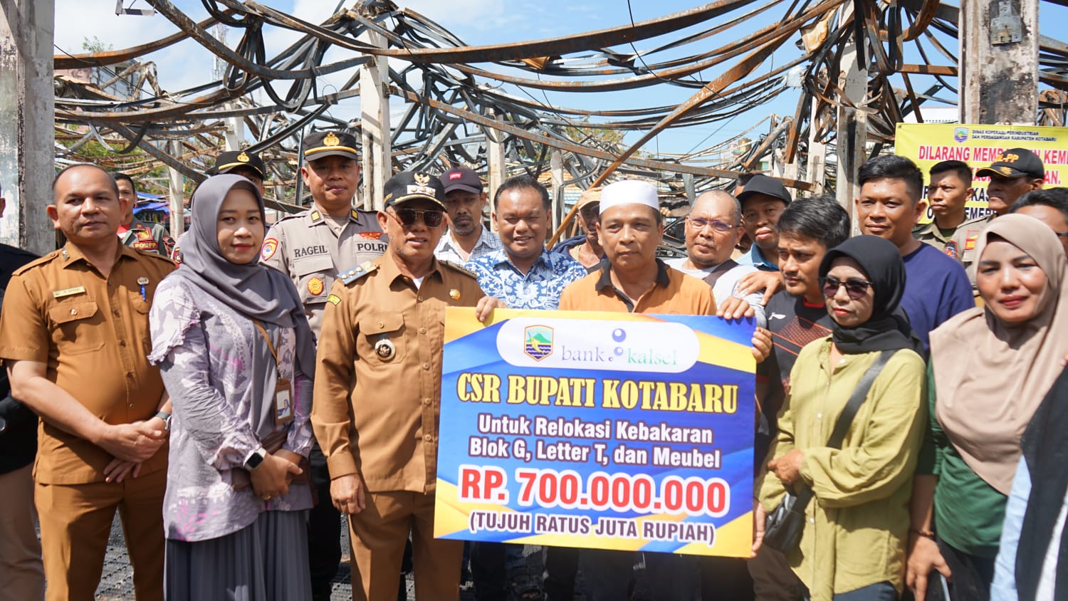Bupati Serahkan Bantuan Pasca Kebakaran Pasar Kemakmuran