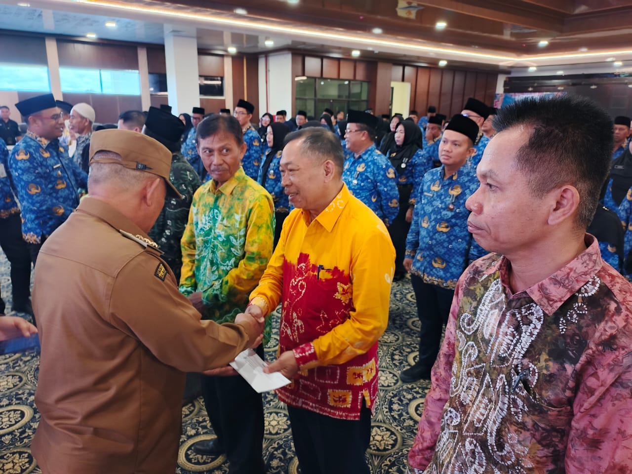 Bupati Kotabaru Sematkan Satyalancana Karya Satya untuk ASN dan Tali Asih Purna Bakti