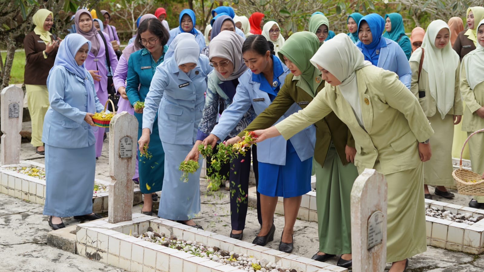 Peringati Hari Ibu ke-97, Pemkab Kotabaru Gelar Ziarah Makam Pahlawan